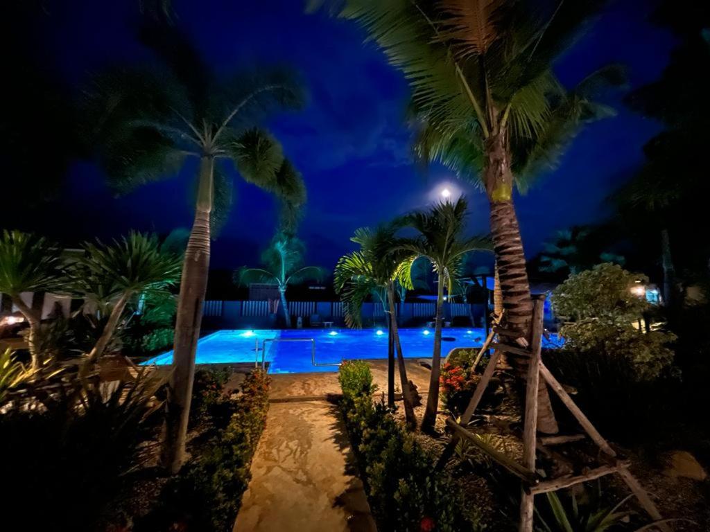 Sunset resorts and bar — photo 1