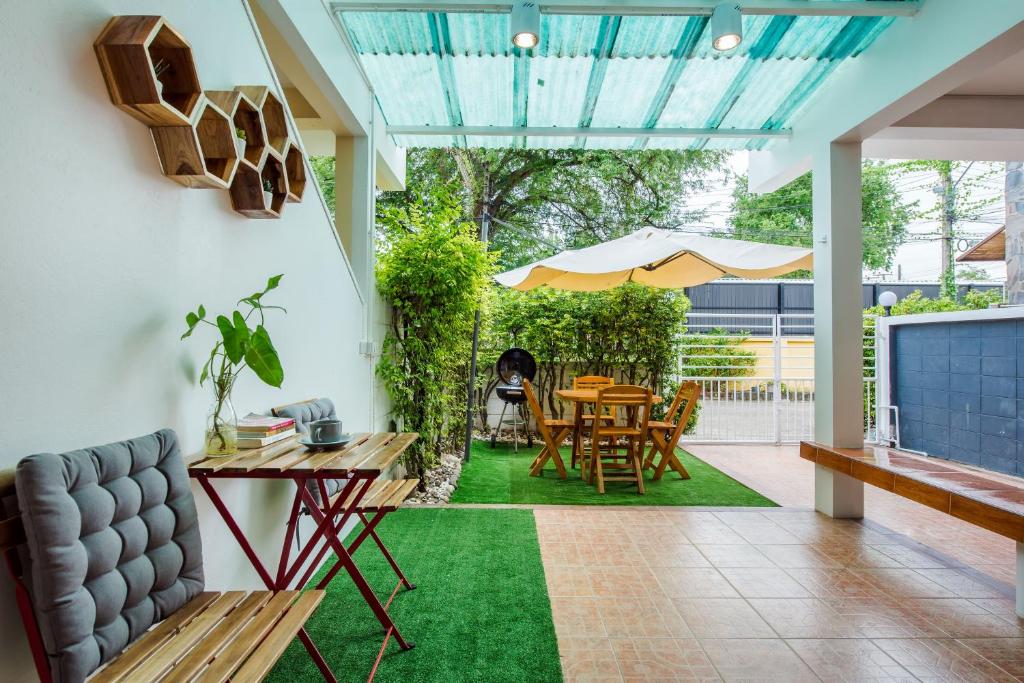 White beach house Hua hin 20 second to the beach photo 2