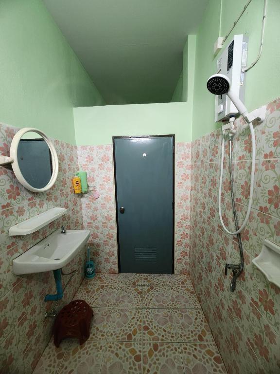 No 27 by Vince HomeStay Betong - 4 Bedroom photo 3