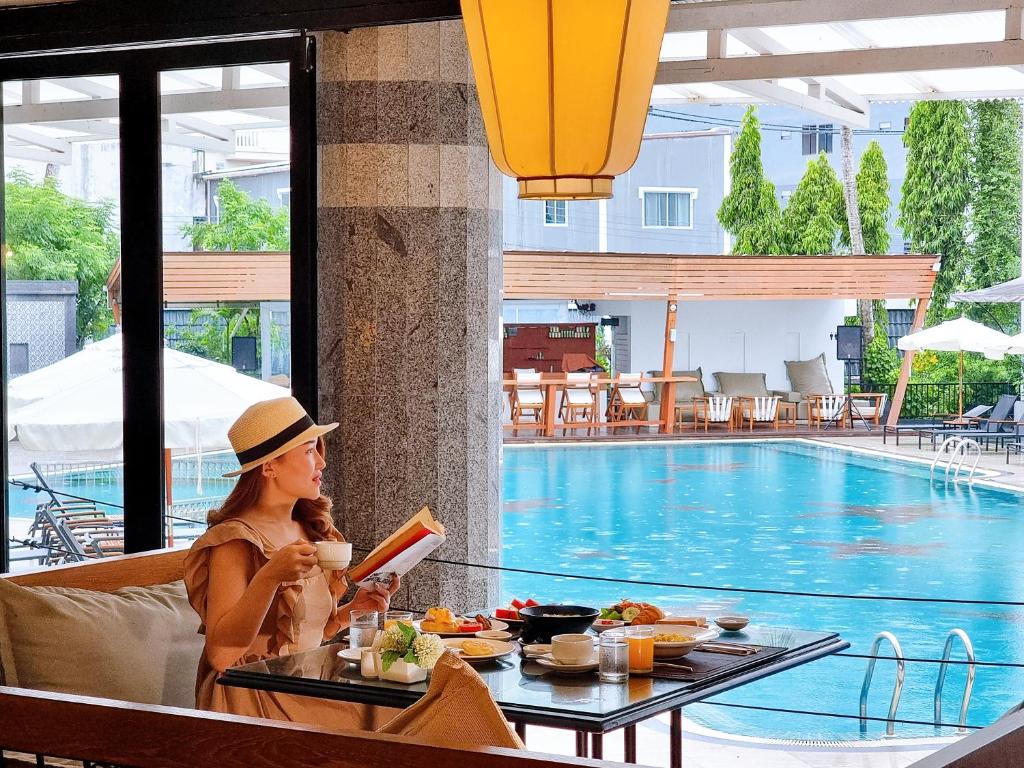 Sawaddi Patong Resort & Spa by Tolani photo 2