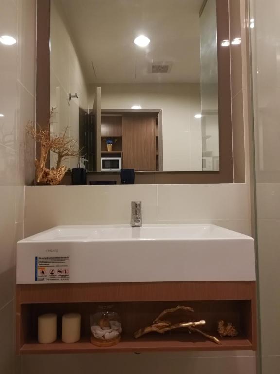 SimplyComfy Apartment by Patsamon photo 3