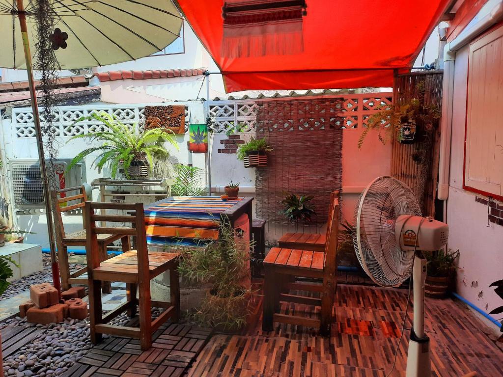 ThaiMex Cafe & Homestay Backpackers- Adults Only photo 3
