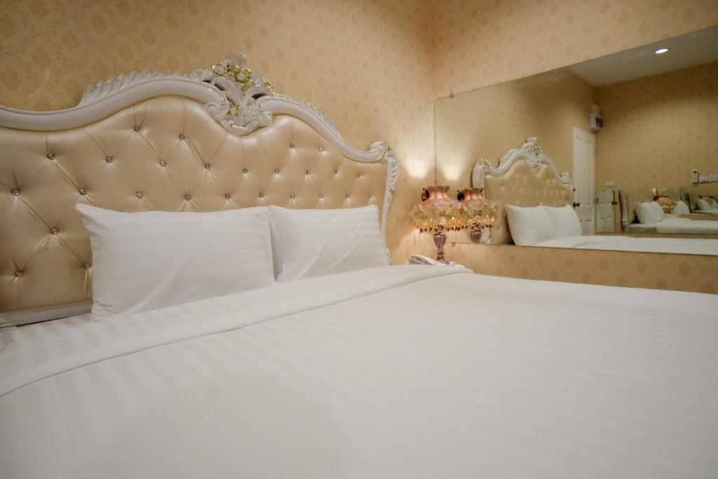 The O-Zone Airport Inn photo 2