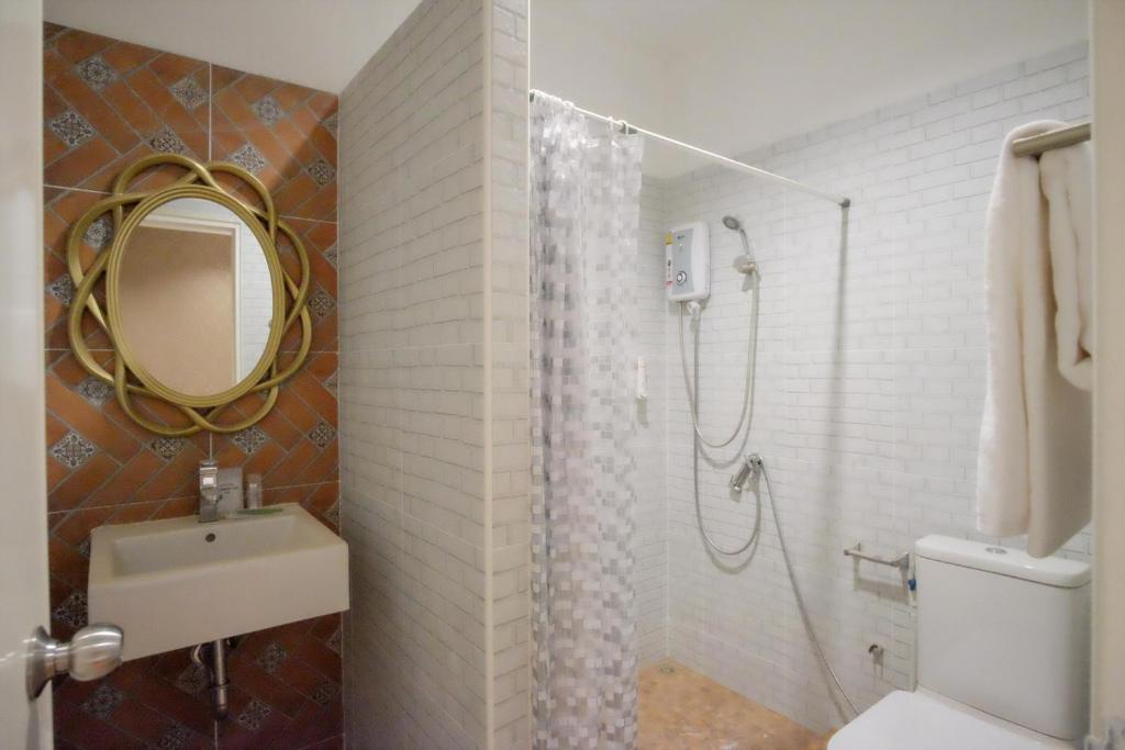 The O-Zone Airport Inn photo 3