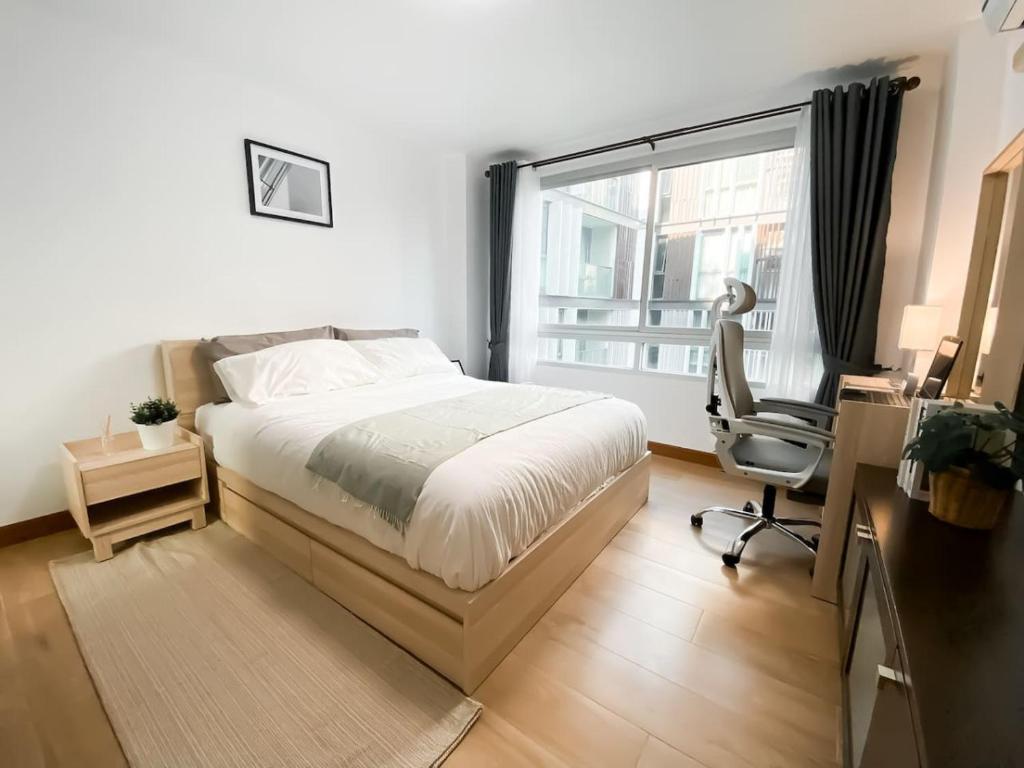 Spacious 53 SQM - BTS Thong Lo - Ultra Fast WiFi photo 2