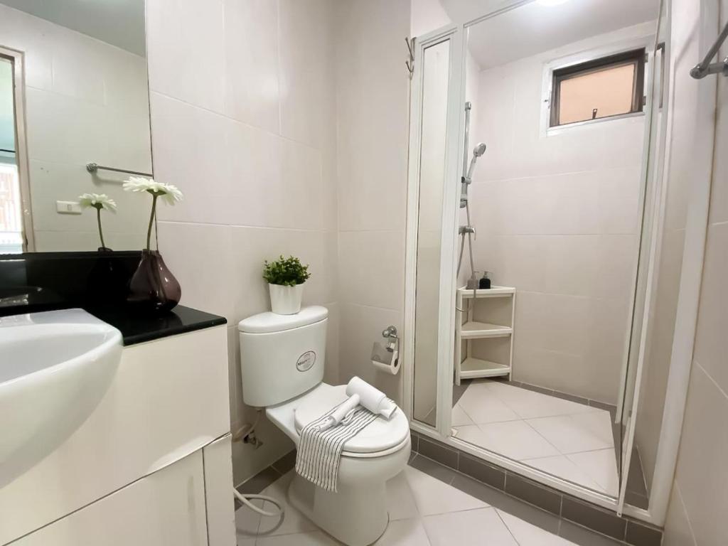 Spacious 53 SQM - BTS Thong Lo - Ultra Fast WiFi photo 3