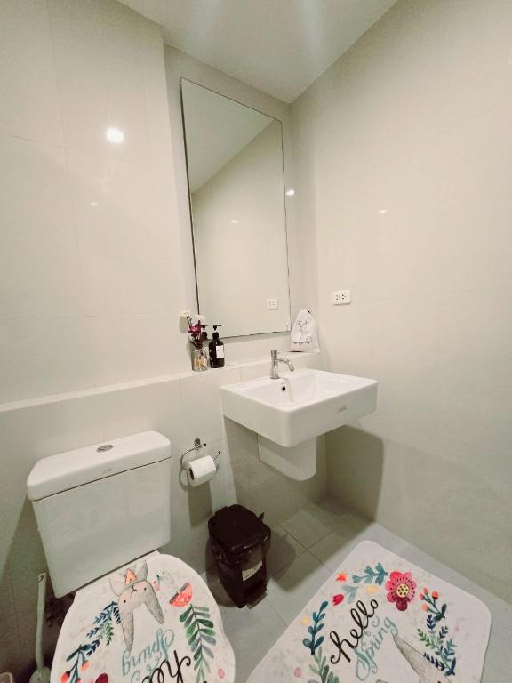 The Base Pattaya Pool View Fast WiFi 5 Min Walk to Beach by Lees Stay photo 3