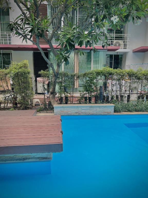 Condo In Bangkok With Pool and Garden — photo 1