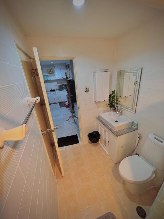 Condo In Bangkok With Pool and Garden photo 3