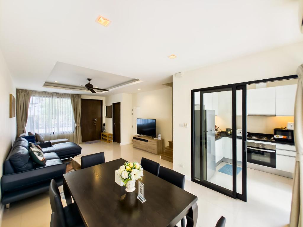 Townhouse in Laguna Park — photo 1