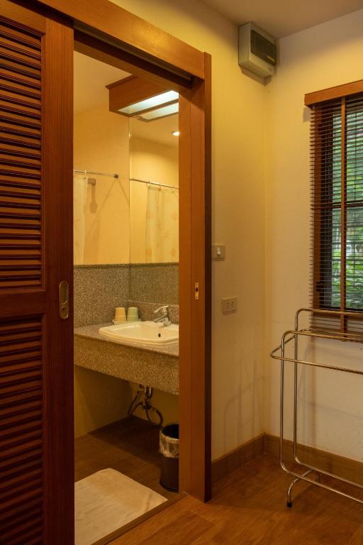 Sailom Resort Bangsaphan photo 3