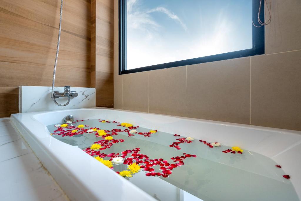 The Thames Pool Access Resort & Villa - SHA Extra Plus photo 2