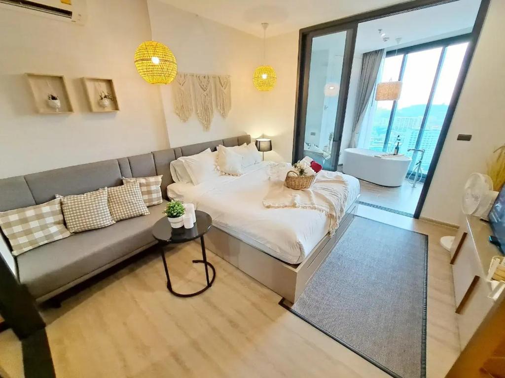 Top Floor Intimate Pleasure The Love NestSuite#E92 photo 2
