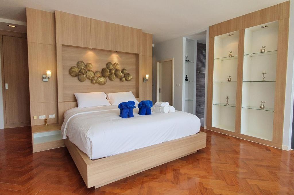 Stylish penthouse with panoramic views at Icon Park photo 2