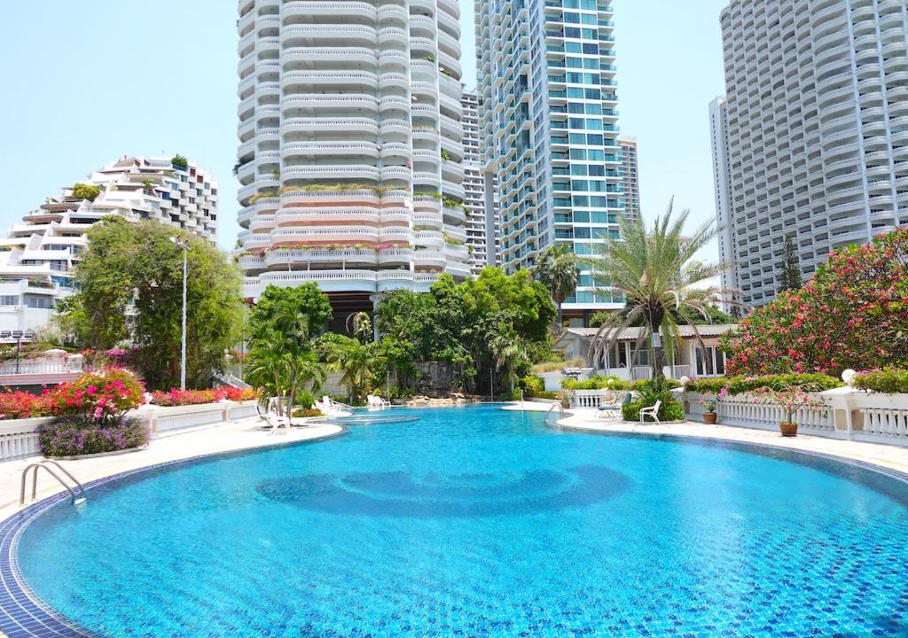 Spacious Seaview 3BR Apartment:Direct Beach Access photo 2