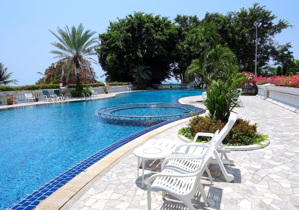 Spacious Seaview 3BR Apartment:Direct Beach Access photo 3