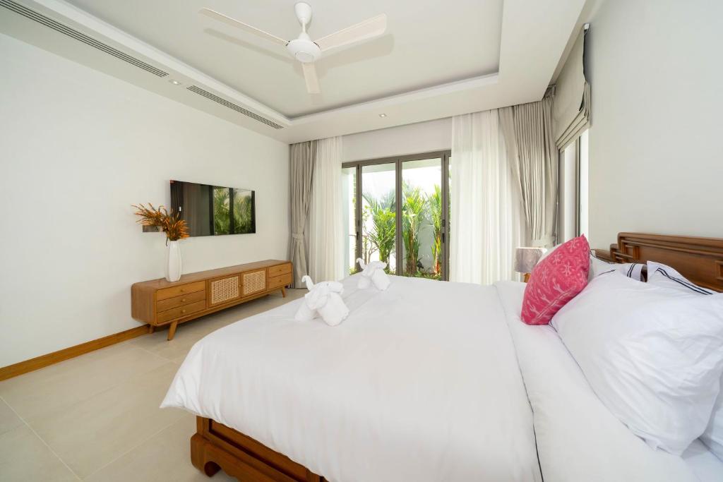 Spacious Mansion 4BR Villa Anchan V20 with 15m Private Pool in Gated Residence photo 2