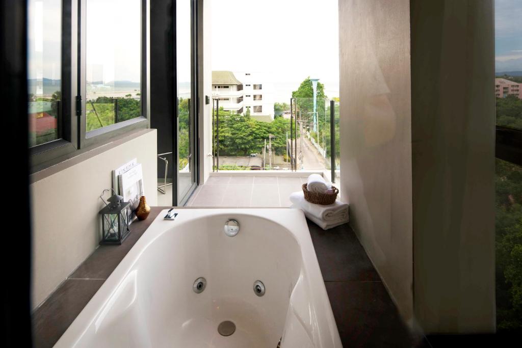 Seaphere Pattaya Hotel by Elite Suites photo 2