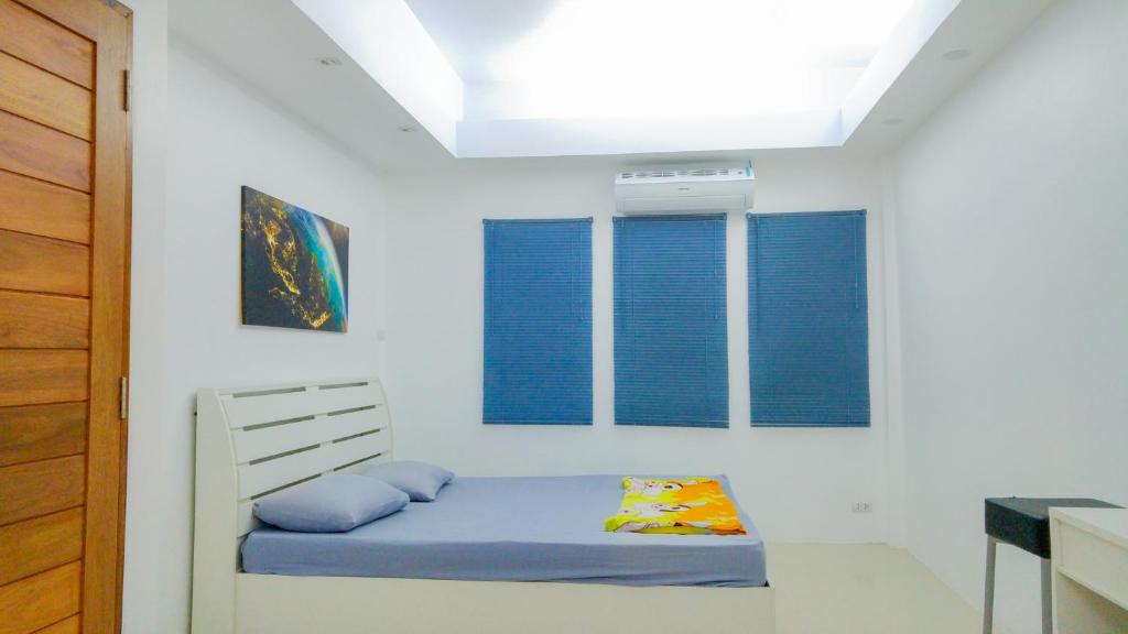 Studio in townhouse with private bath room and kitchenette — photo 1