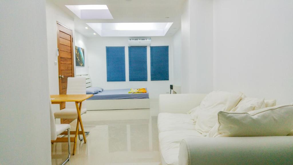 Studio in townhouse with private bath room and kitchenette photo 2