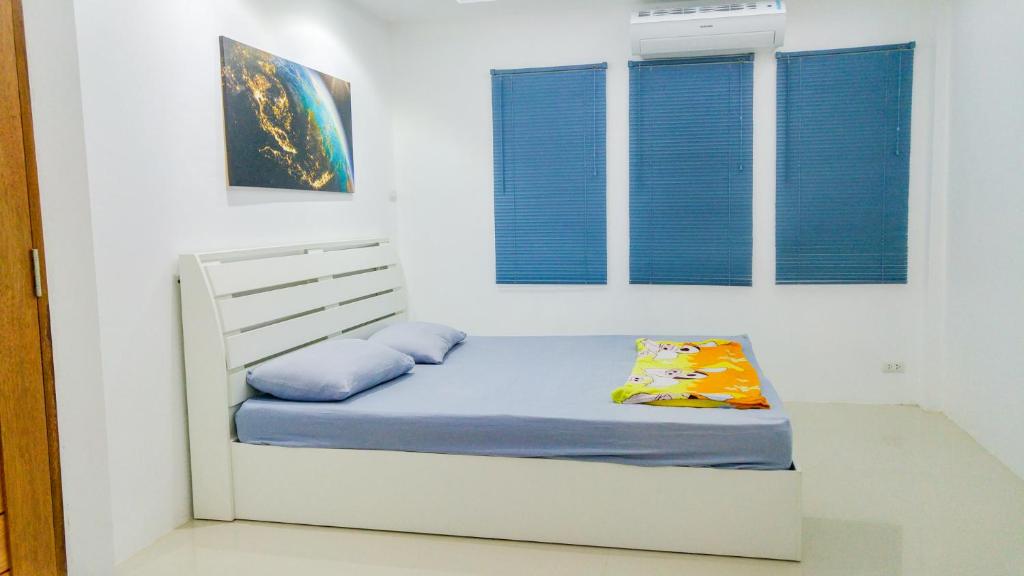 Studio in townhouse with private bath room and kitchenette photo 3