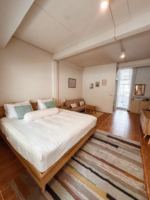 Spacious Relaxing Townhouse with Rooftop in Ekamai photo 2