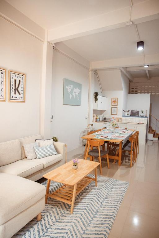 Spacious Relaxing Townhouse with Rooftop in Ekamai photo 3