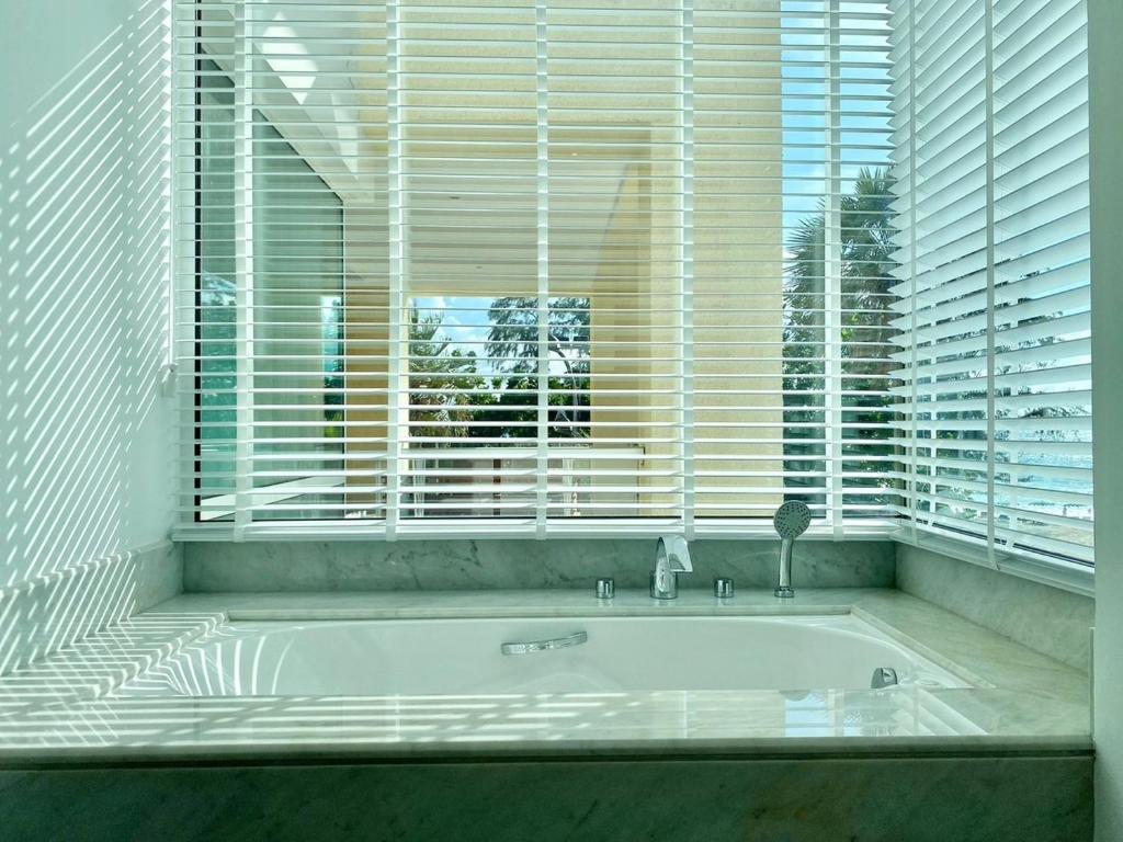 Karon Seaview Beachfront - 2 BR Apartment At Paradox Residence photo 2