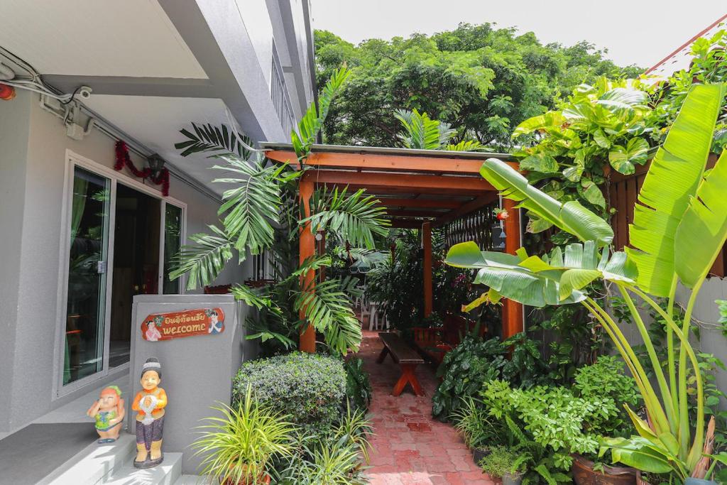 The Phen House — photo 1