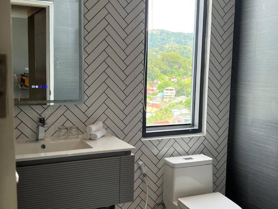 Seaview Penthouse 2BR walk to shops and Kamala beach photo 3