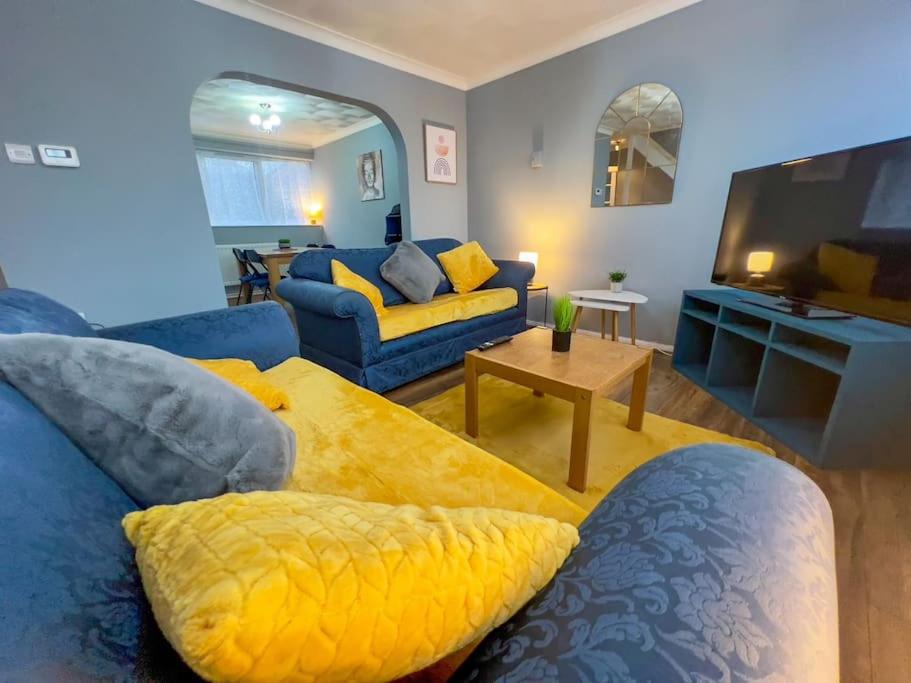 Stylish City Living Apartment with Balcony — photo 1