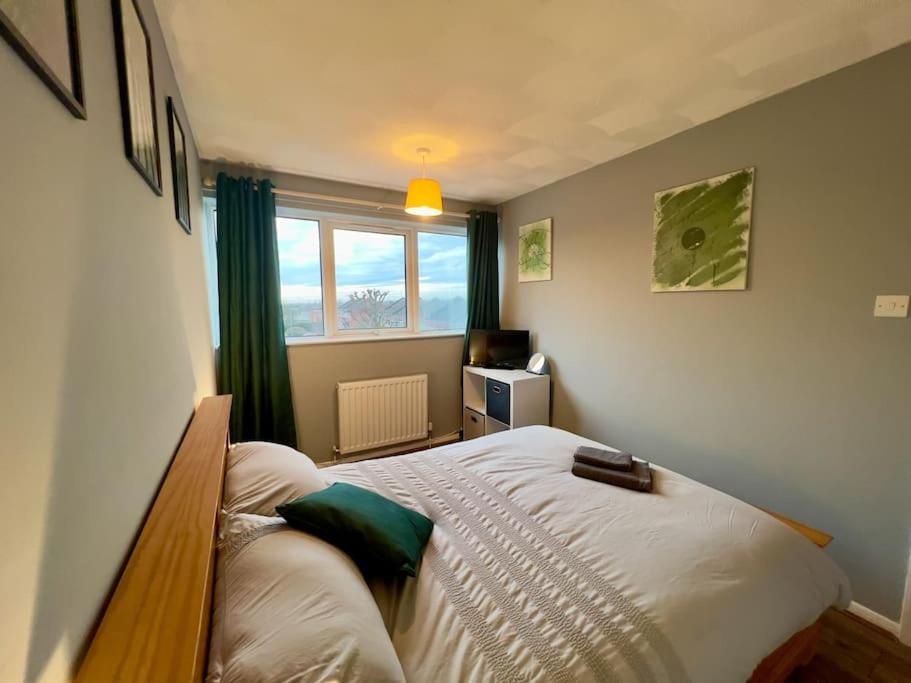 Stylish City Living Apartment with Balcony photo 2