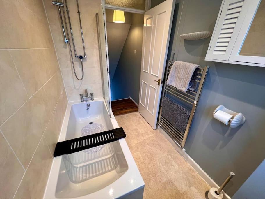 Stylish City Living Apartment with Balcony photo 3