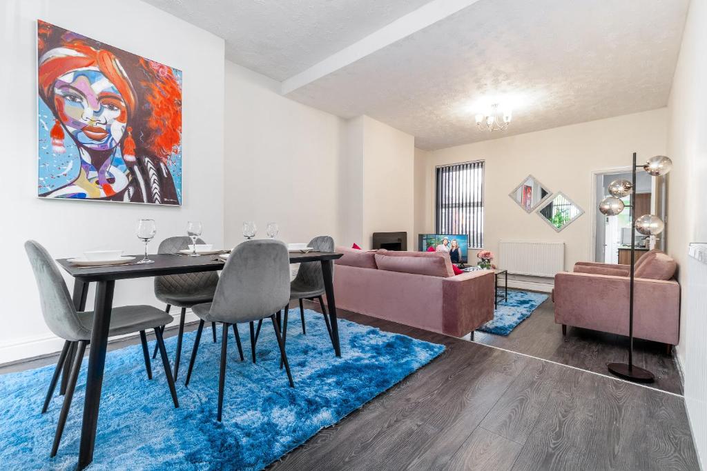 Spacious 2 bed house with free on street parking photo 2