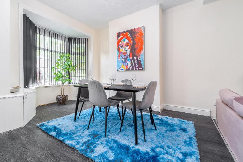 Spacious 2 bed house with free on street parking photo 3