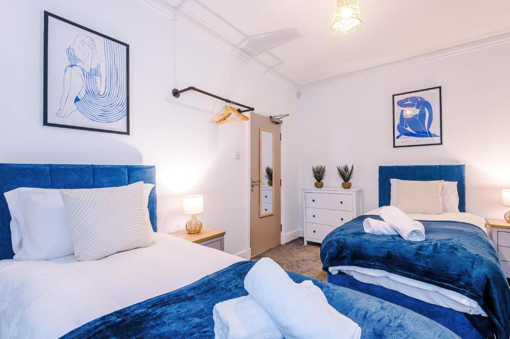 NEW Modern Manchester 3-bed home , ideal for long stays, FREE parking & city centre photo 2