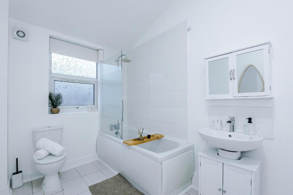 NEW Modern Manchester 3-bed home , ideal for long stays, FREE parking & city centre photo 3