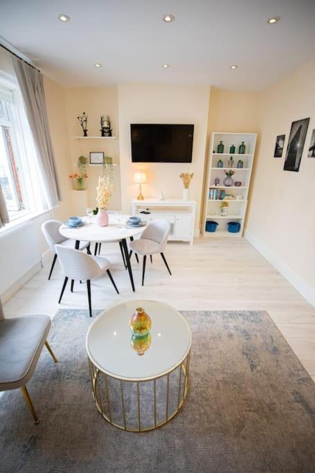 Hammersmith Apollo 1 Bedroom Apartment — photo 1
