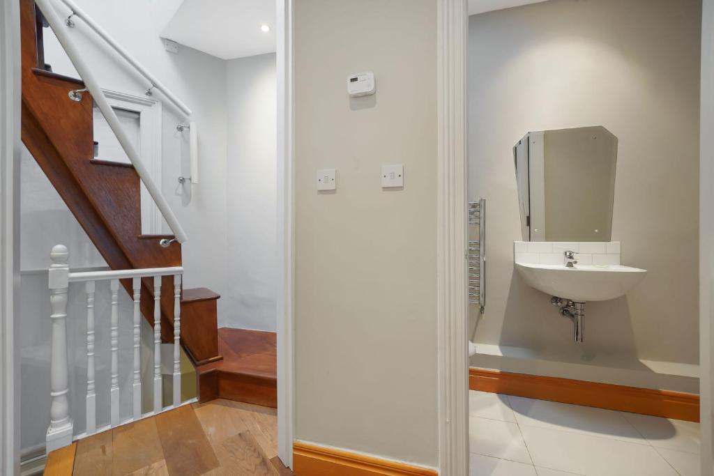 Chic 1 Bed Terrace Apartment in Notting Hill FREE WIFI by City Stay Aparts London photo 3