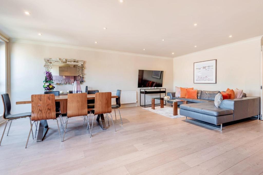 Stunning 3-bedroom in the heart of London with parking-hosted by Sweetstay — photo 1