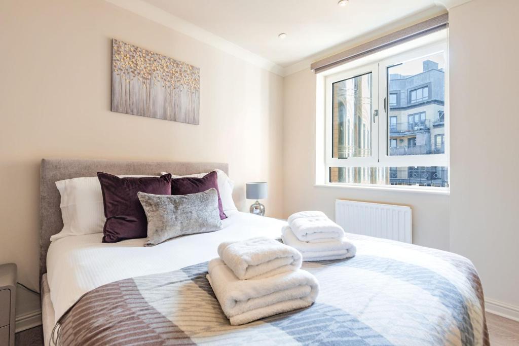 Stunning 3-bedroom in the heart of London with parking-hosted by Sweetstay photo 2