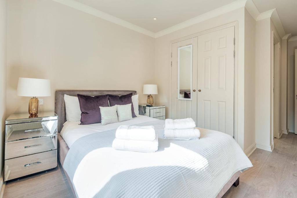 Stunning 3-bedroom in the heart of London with parking-hosted by Sweetstay photo 3