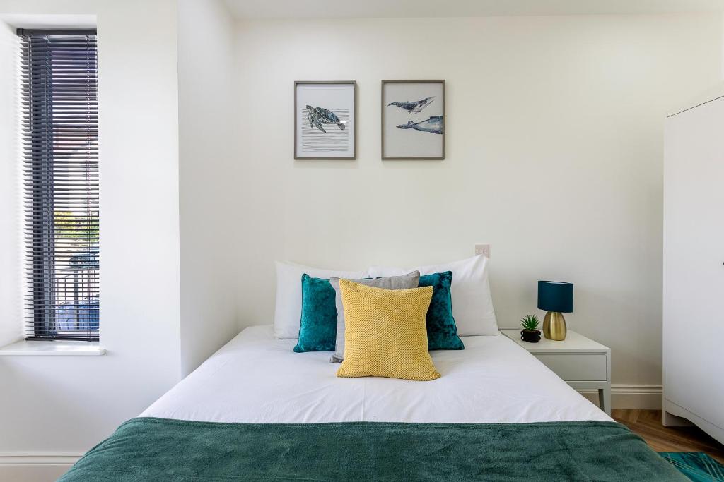 Stunning West London Garden flat 4bed 2 bath free parking 10 occupancy photo 2