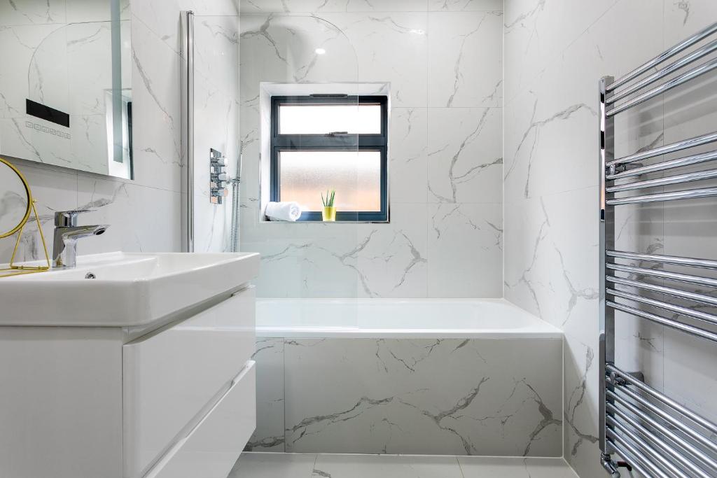 Stunning West London Garden flat 4bed 2 bath free parking 10 occupancy photo 3