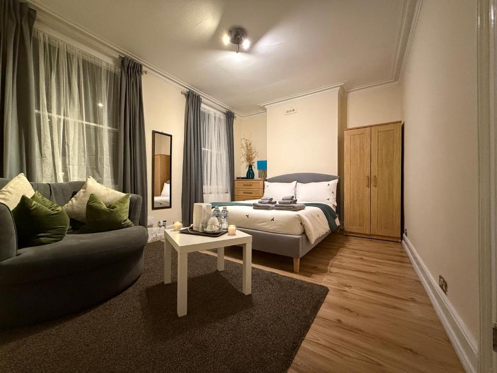 Good size and cheap Double room in Hammersmith photo 2