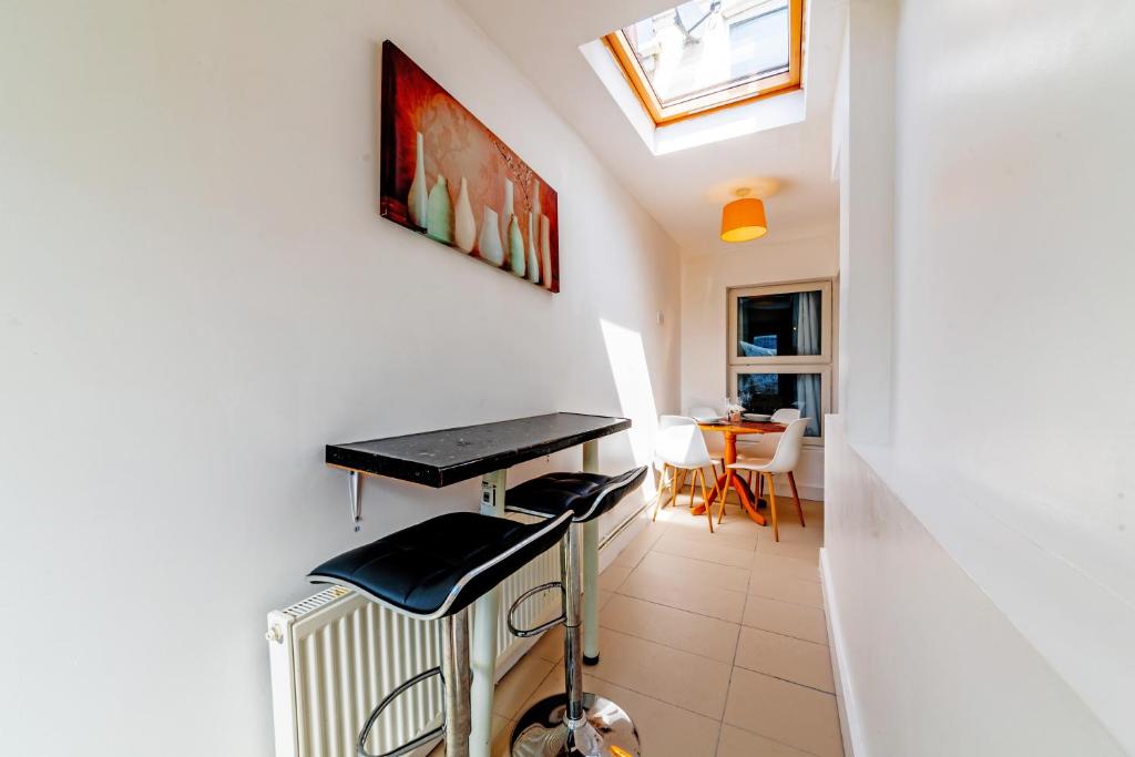 Stylish 3-bed Terraced House with Wi-Fi photo 2