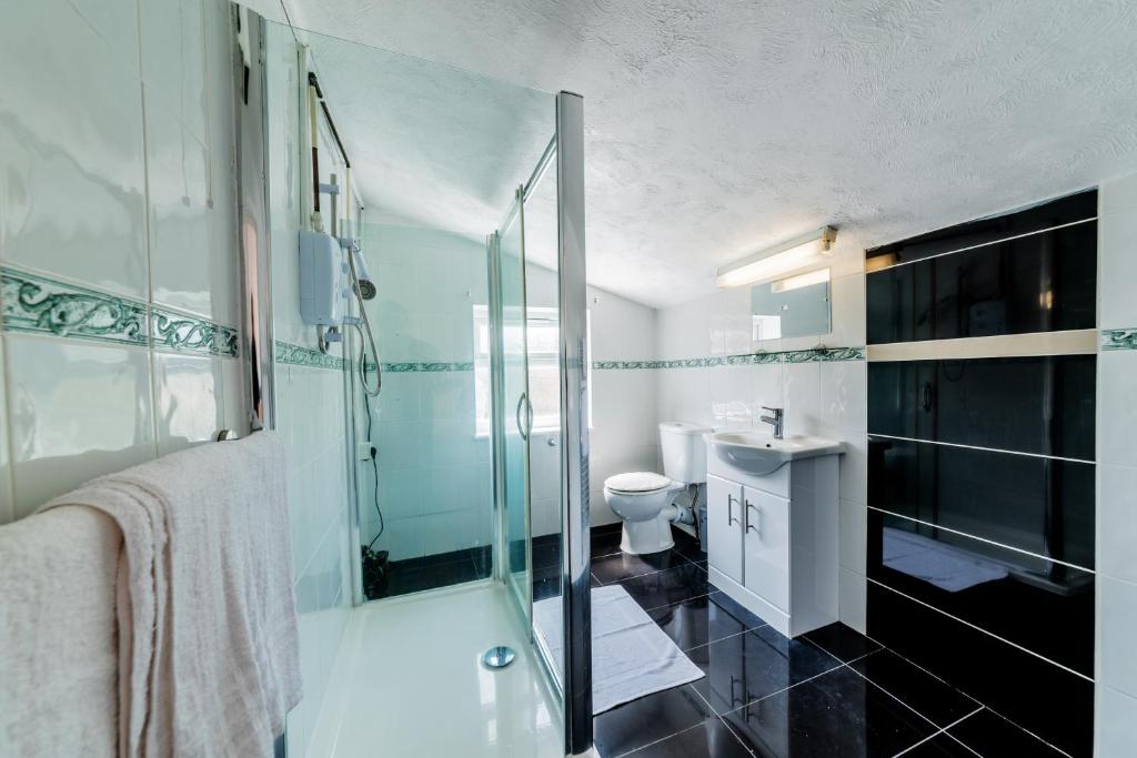 Stylish 3-bed Terraced House with Wi-Fi photo 3
