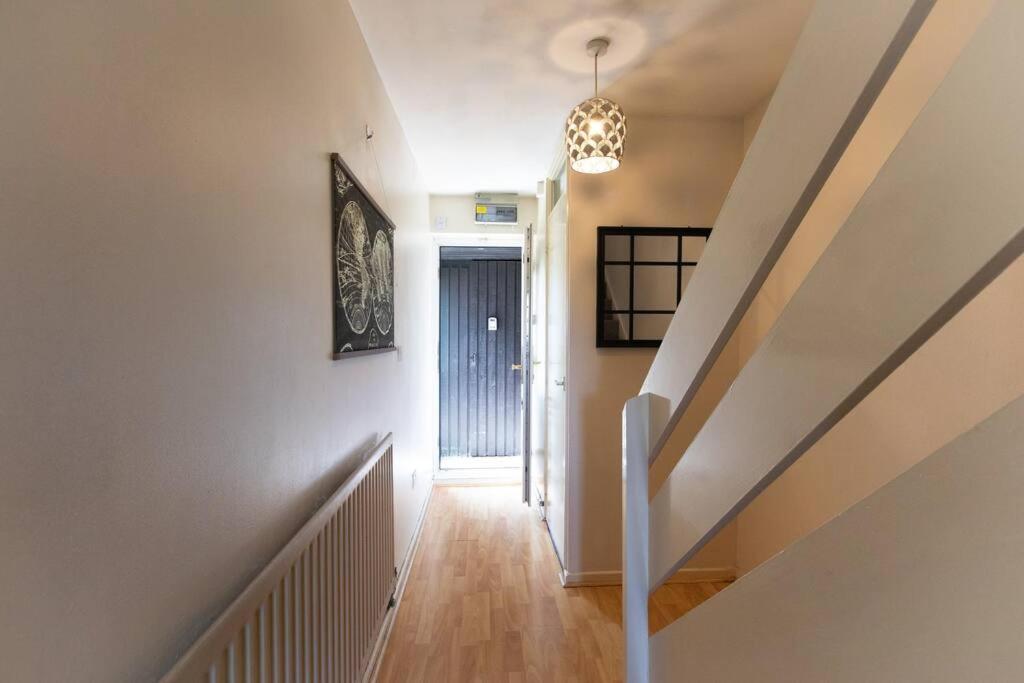 Ideal home with private parking for contractors & groups photo 2