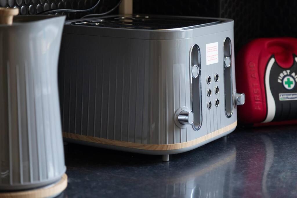 Ideal home with private parking for contractors & groups photo 3