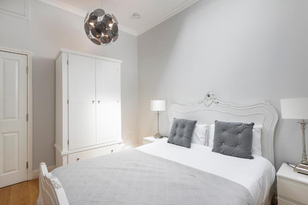 PenthouseStays Notting Hill - Spacious 3 Bedroom King Bed Apartment - near Portobello Road & Kensington High Street — photo 1